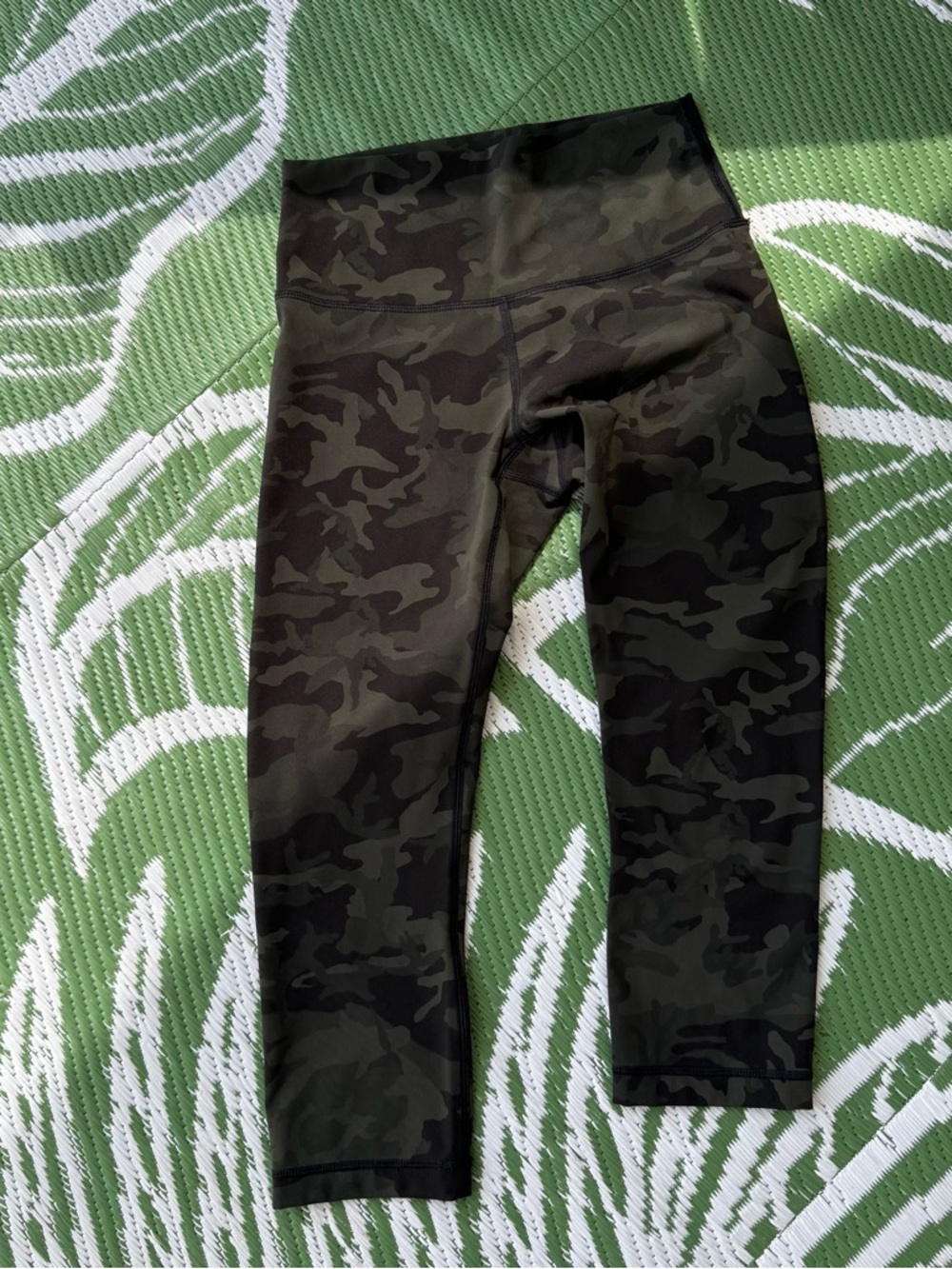 Lululemon Cropped Wonder Under High Rise Green Camouflage Print Leggings Sz 6